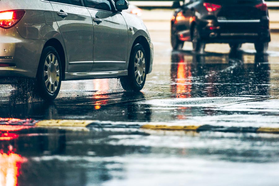 Aquaplaning – How to deal with it correctly